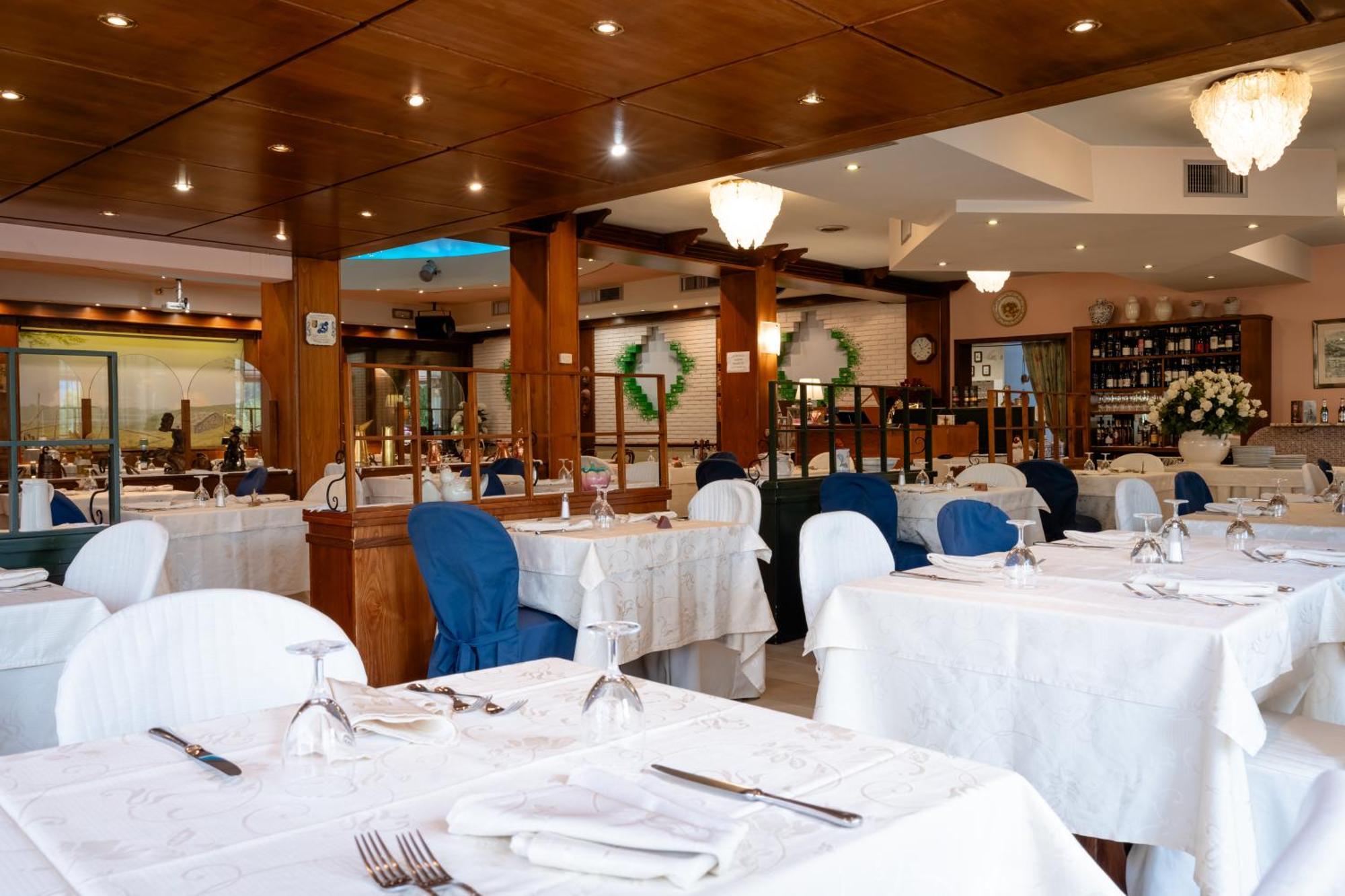 Hotel Ristorante La Lanterna Castelnuovo di Garfagnana Exterior photo