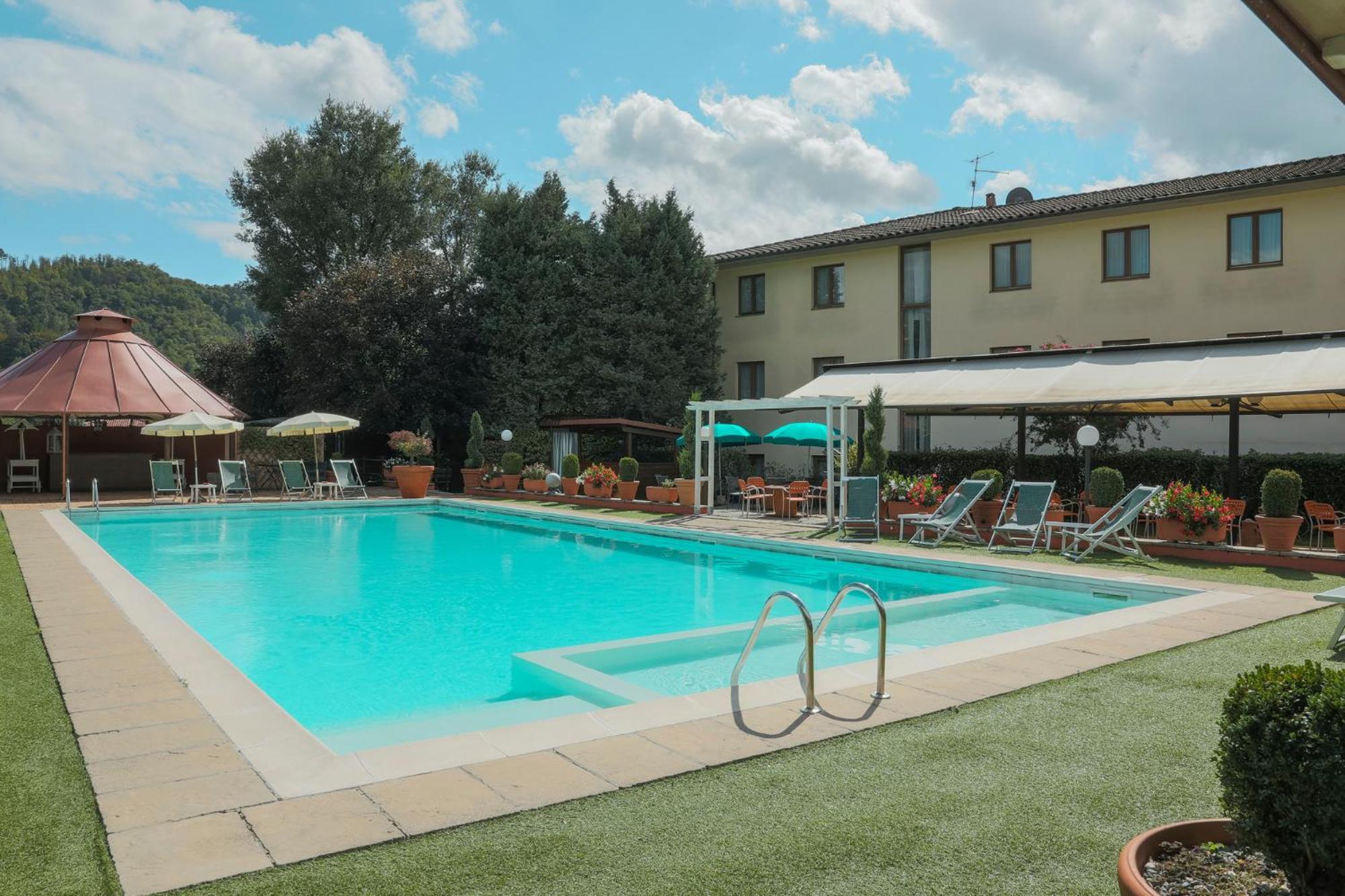 Hotel Ristorante La Lanterna Castelnuovo di Garfagnana Exterior photo